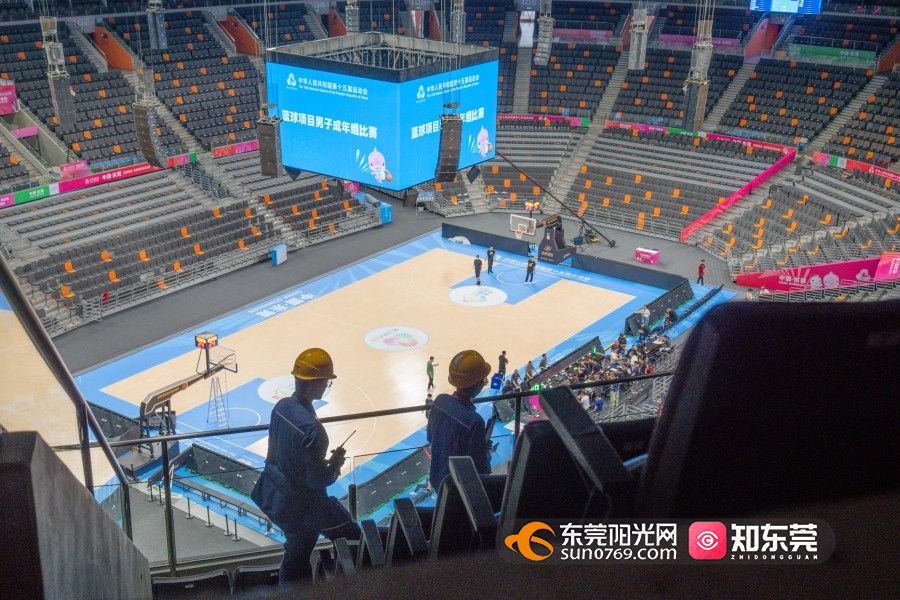 赛前，东莞供电局工作人员走进东莞篮球中心开展用电检查，保障场馆用电正常。（吴志彬 摄） (1).jpg