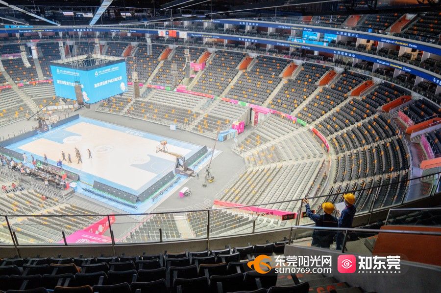 赛前，东莞供电局工作人员走进东莞篮球中心开展用电检查，保障场馆用电正常。（吴志彬 摄） (2).jpg