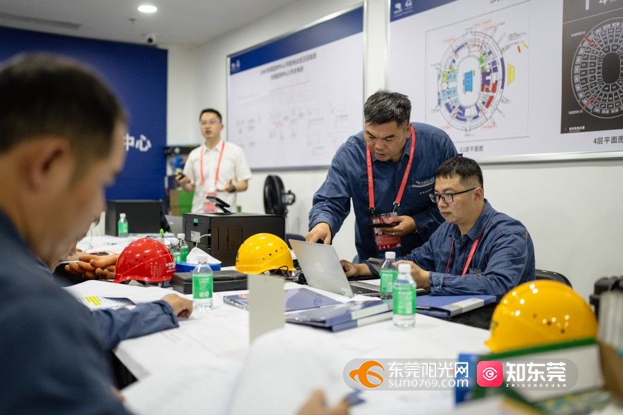 保供电技术人员向值守人员明确值守规范，层层压实保电保障责任。（吴志彬 摄）.jpg