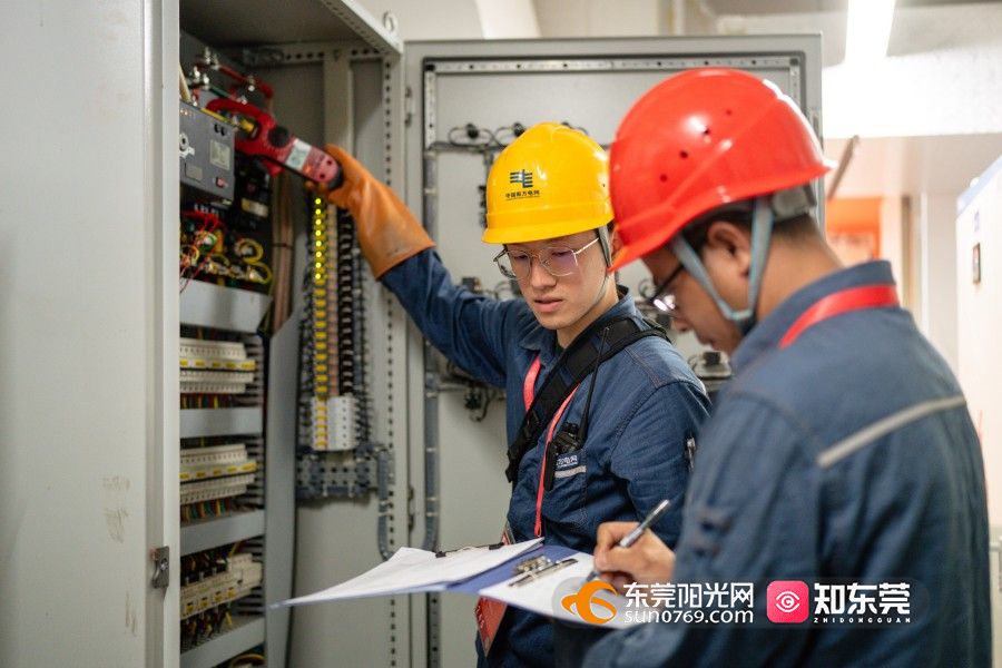 东莞供电局保供电工作人员对赛事场馆电力设备开展负荷测试，掌握设备运行状态。（吴志彬 摄）.jpg