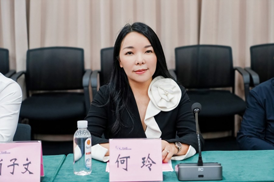 1763000944782506.jpg 全国物流行业劳动模范 何玲.jpg