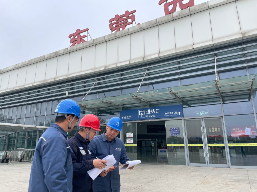 近日，东莞西北区供电局洪梅供电服务中心工作人员到东莞西站开展用电安全检查。（叶伟强 摄）.jpg