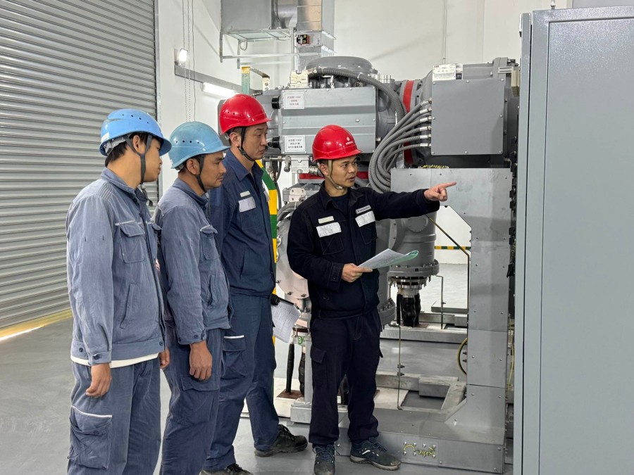 近日，工作人员对设备开展投运前最后一轮措施核查确认。（熊沛文 摄）.jpg