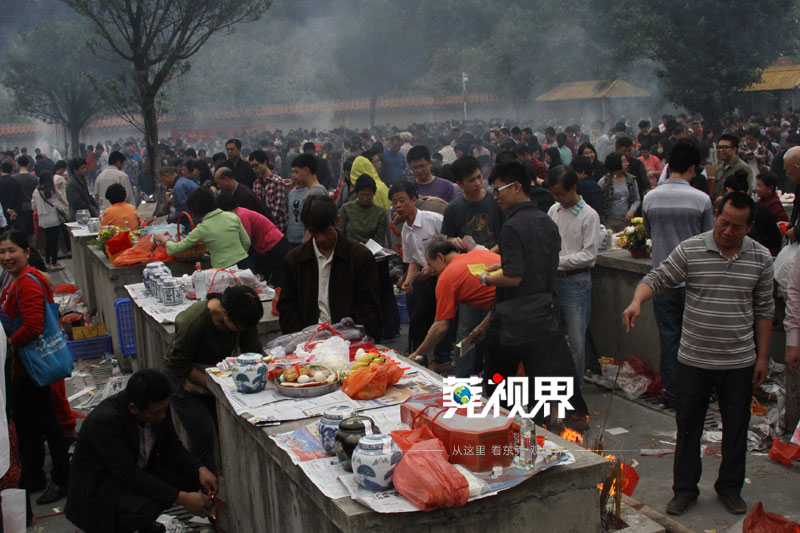 4月4日,清明節,東莞各大墓園,公益性骨灰樓迎來20萬掃墓大軍.