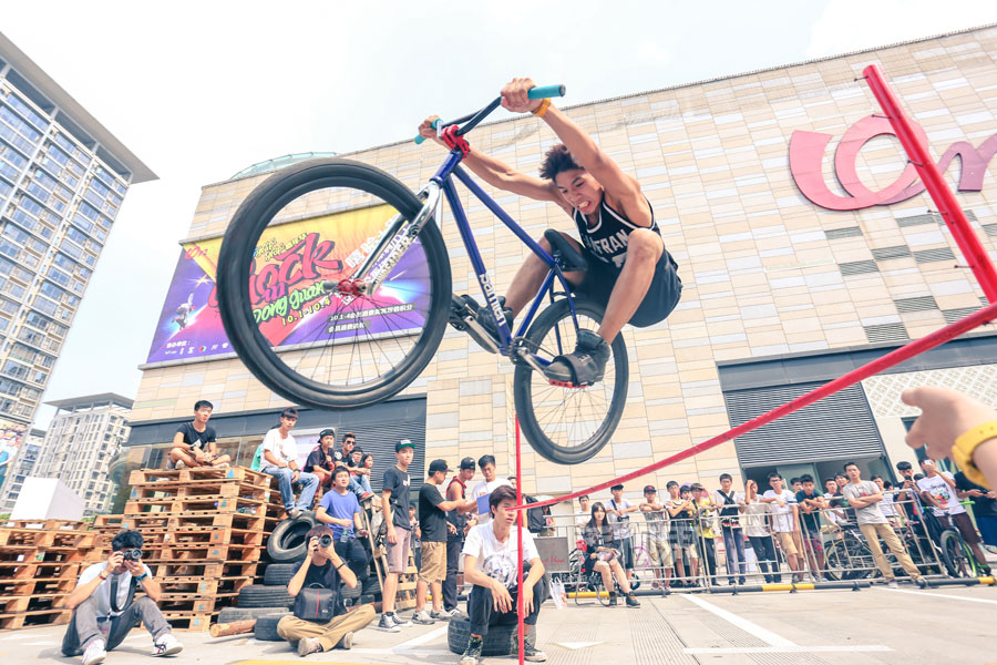 莞视界百名花式单车骑士来莞耍酷