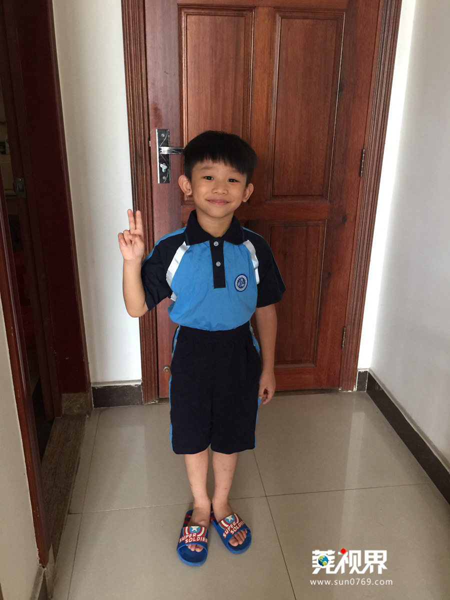 儿子第一次穿校服图片
