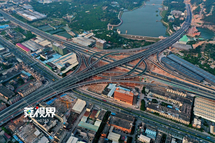 莞番高速公路一期工程(沙田至厚街段)开通 摄影:孙永林