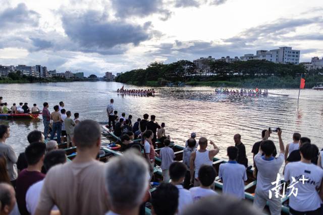 6月20日，汕头潮南区华桥乡，龙舟赛吸引了大批乡亲前来围观。