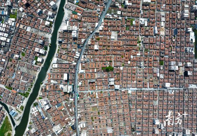 6月22日，汕头潮南区胪岗镇，一条练江支流流过潮汕特色的民居群。