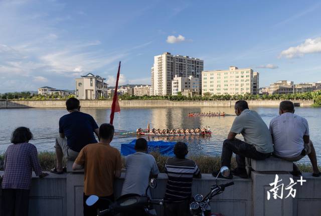 6月21日，练江水闸附近，一场龙舟赛吸引着大批两岸村民围观。