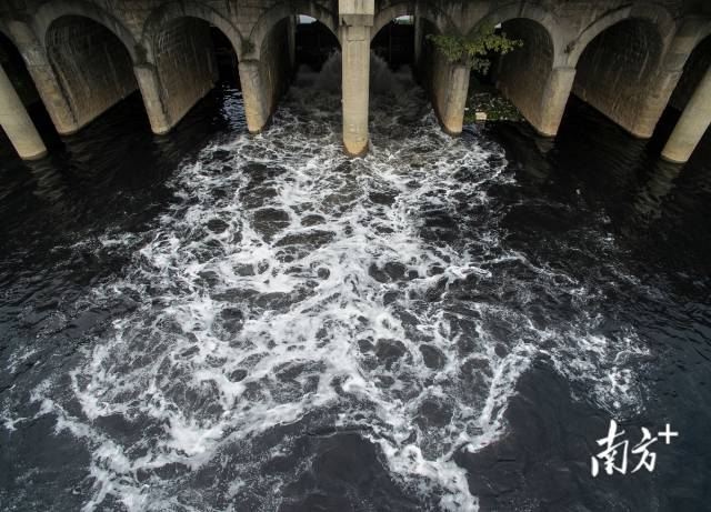 2015年，揭阳普宁市郊，一处练江干流水闸涌出墨色的污水。