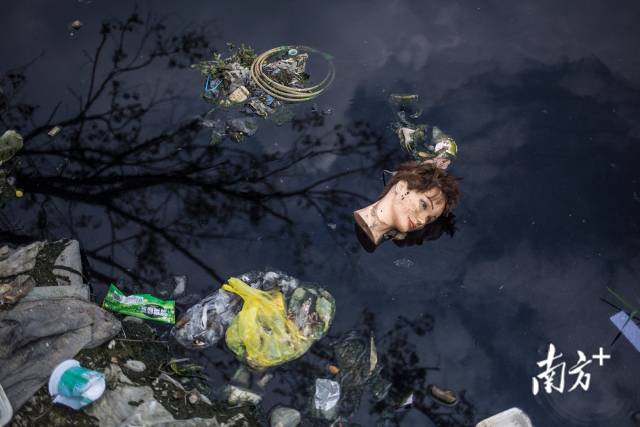 2015年，汕头潮南区陈店镇，练江支流飘满各式各样的垃圾。