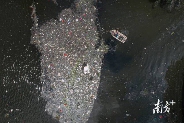 2018年，汕头潮阳区贵屿镇，工作人员正在清理练江支流上的垃圾。