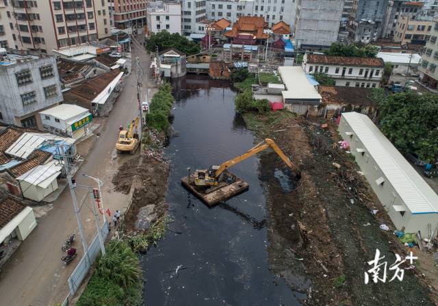 2018年，汕头潮阳区谷饶镇，挖掘机正在练江支流谷饶溪清理淤泥。