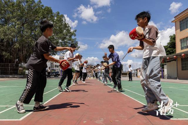 6月21日，揭阳普宁下寨文化广场，二十多名少年正练习普宁垾塘慢板英歌。