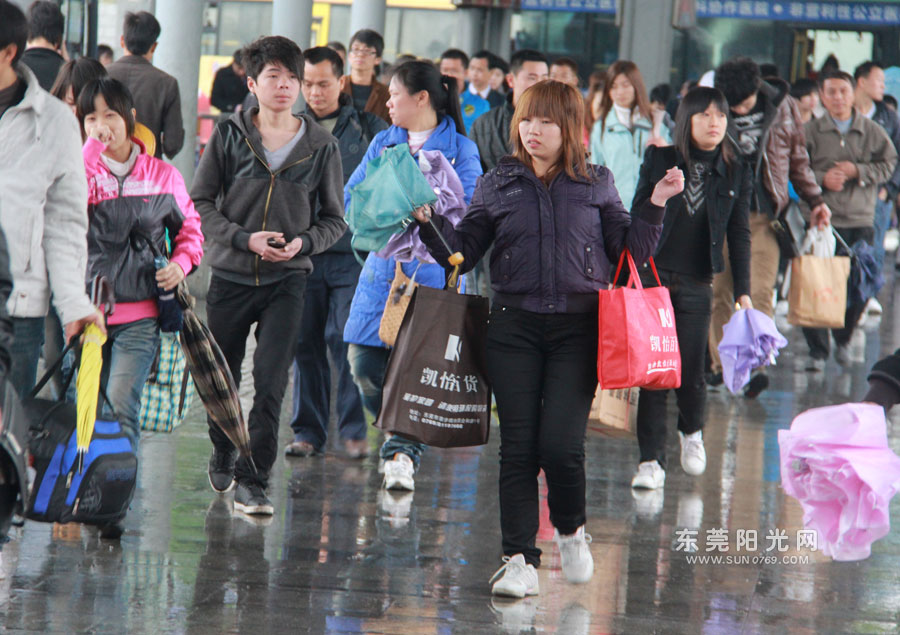 实拍东莞春运回家的表情