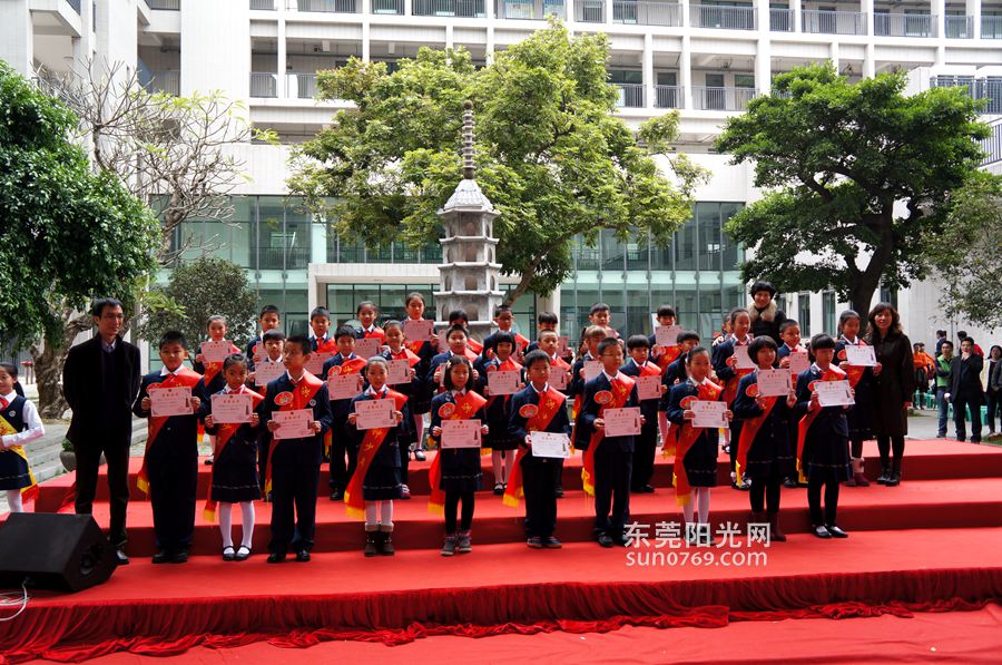 开学第一天,莞城中心小学表彰100名新晋的洪钟少年