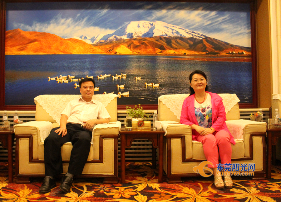 黄少峰与广东媒体采访团团长,东莞市委宣传部副部长陈冀座谈