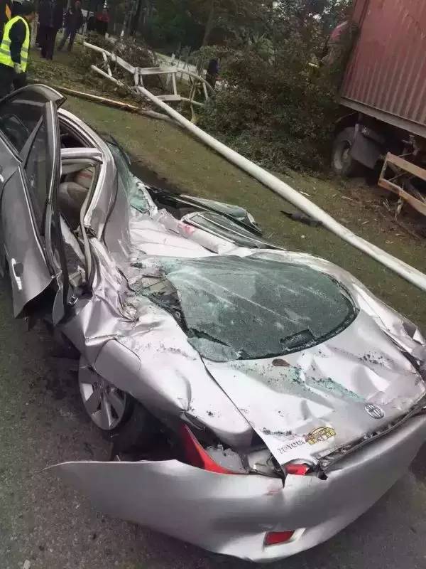 橋頭一大貨車側翻壓扁路邊皇冠車司機當場死亡