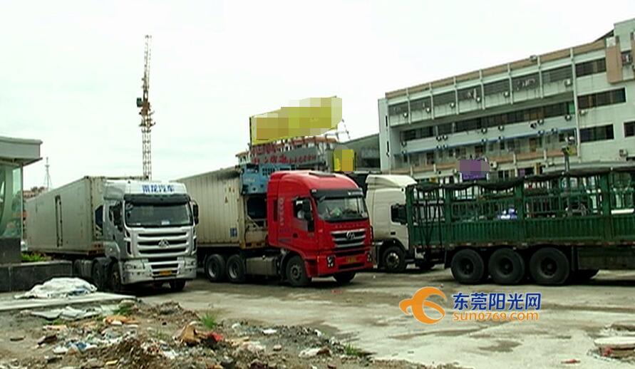 東莞地鐵出口圍蔽拆除竟成大貨車停車場