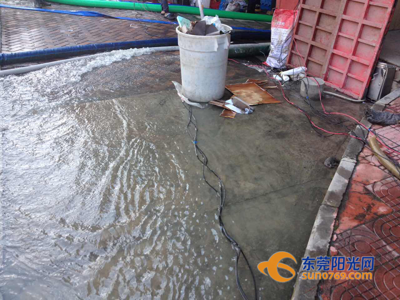 虎门一小区地下车库多车遭水浸 抽水抽坏3台水泵