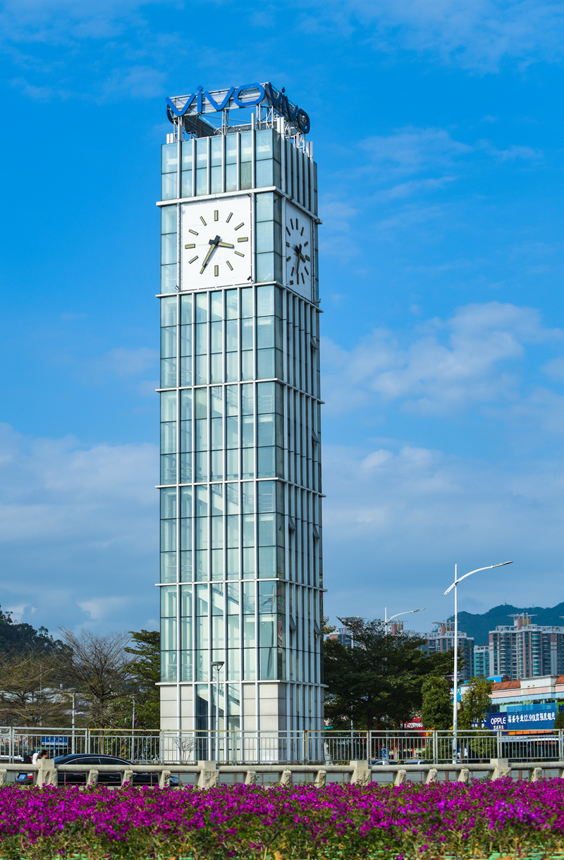 从桥底公园望过去的长安汽车北站钟楼