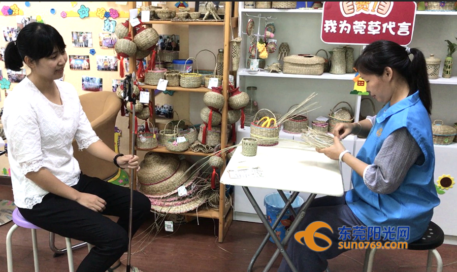 沙田白玉兰服务中心正在为莞草编织骨干陈敬兰精心录制莞草编织的教程.jpg