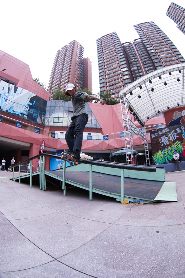 珠三角200名滑板高手同场角逐_东莞阳光网