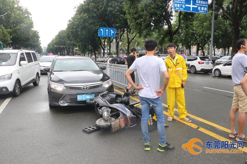 驚險東莞外賣小哥被車撞飛後險被另一車碾壓