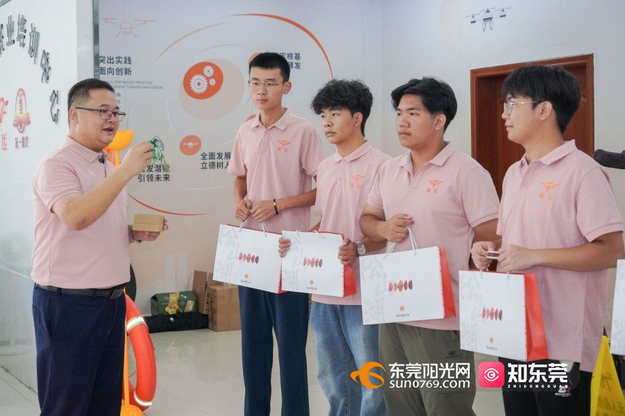 1755592472432178.jpg 企业收到“防蚊药包”以及宣传手册.jpg