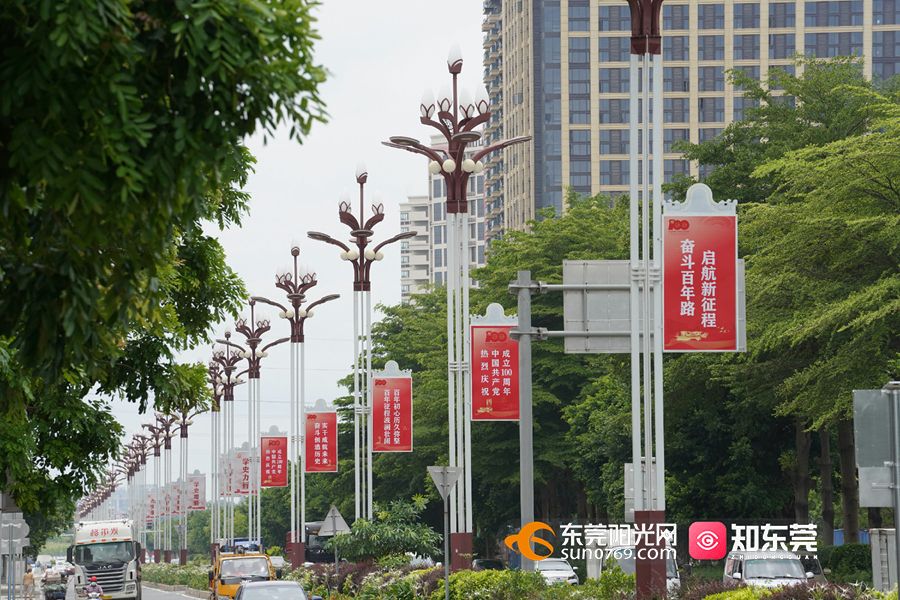 20210610文明办庆祝中国共产党成立100周年及学党史相关广告标识 新石大路 陈嘉豪摄 (3).jpg