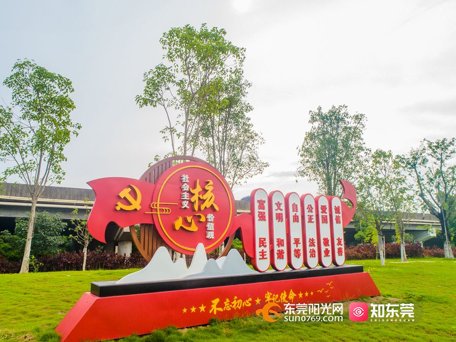 滨海湾新区将庆祝建党100周年和党史学习教育的内容相结合，在主干道路沿线设置的户外广告牌显得格外瞩目。 (6).jpg