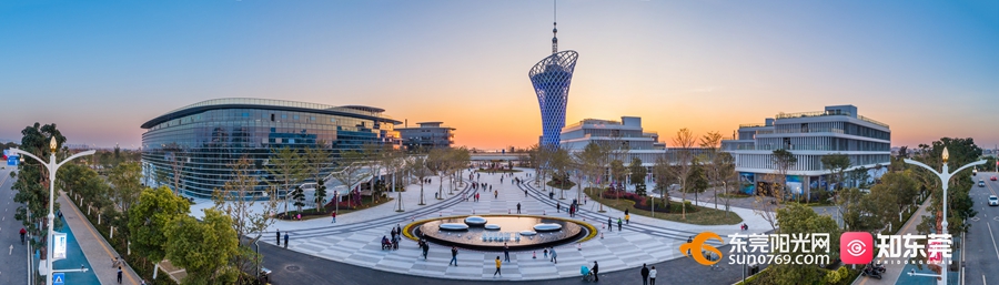 1673522499732736.jpg 20210101青创广场人潮1_副本.jpg